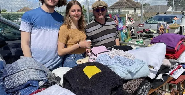 photo  david (à droite) et sa famille sont venus de gacé pour exposer au vide-greniers de sarceaux.   &copy;  ouest-france 