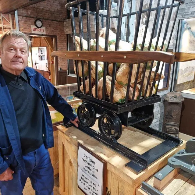photo christian pottier, président de la compagnie du chemin de fer de semur-en-vallon, présente le porteur decauville inventé et fabriqué par paul decauville en 1875.  ©  ouest-france
