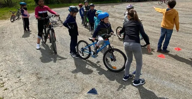 photo  les enfants ont profité du terrain de la commune pour une activité vélo.  &copy;  ouest-france 