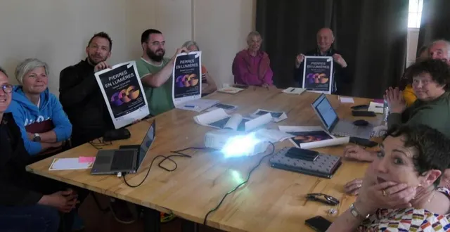 photo  le maire, richard marquet, à gauche, a animé la réunion de préparation de la balade historique et théâtralisée pour pierres en lumières.  &copy;  ouest-france 