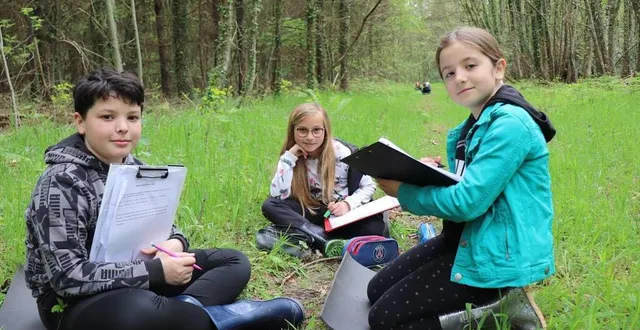 photo  depuis septembre 2022, les élèves de l’école de la fontaine-saint-martin font cours une demi-journée par semaine dans la forêt. une pratique appréciée par lorys, lizia et constance.  &copy;  ouest-france 