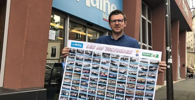 photo  responsable de la promotion du maine libre, damien veillon présente le poster qui rend hommage aux 90 voitures qui ont gagné les 24 heures du mans.  &copy;  le maine libre 