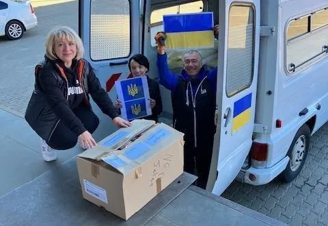 photo  l’ambulance arrivée à bon port est déchargée par des bénévoles ukrainiens.  &copy;  le maine libre 