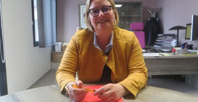 photo  karine mullet, maire d’aigné (sarthe), a le sourire au moment où elle se confie sur son mandat.  &copy;  ouest-france 