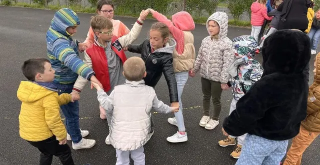 photo  jeu du nœud humain réalisé lors de la journée de prévention contre le harcèlement, jeudi 4 mai 2023, à l’école georges-jean de luché-pringé (sarthe).  &copy;  ouest-france 