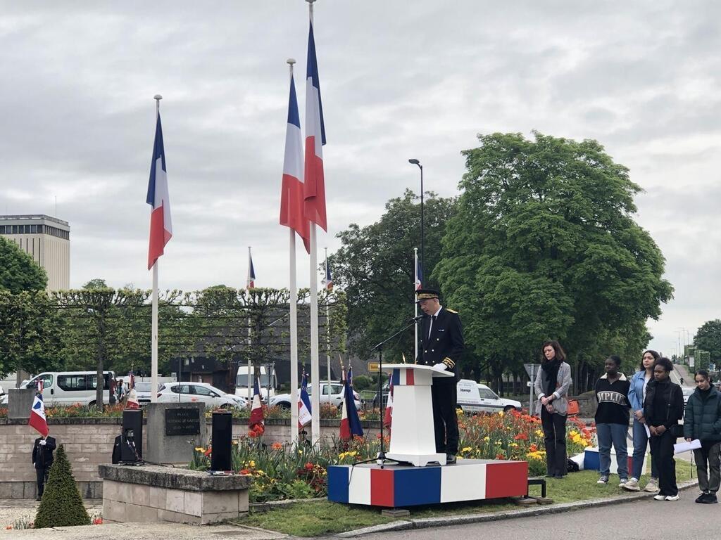 Commémoration Du 8 Mai 1945 à Alençon Des Remises De Décoration Et