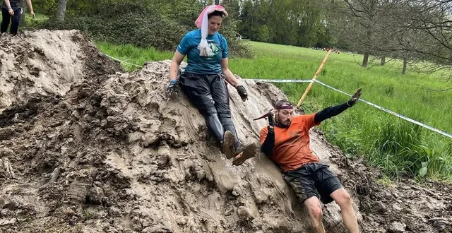 photo  les participants ont dû franchir des monticules de boue lors du mud d'ouche.  &copy;  ouest-france 