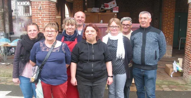 photo  l’équipe des bénévoles, autour de stella luksch.  &copy;  ouest-france 