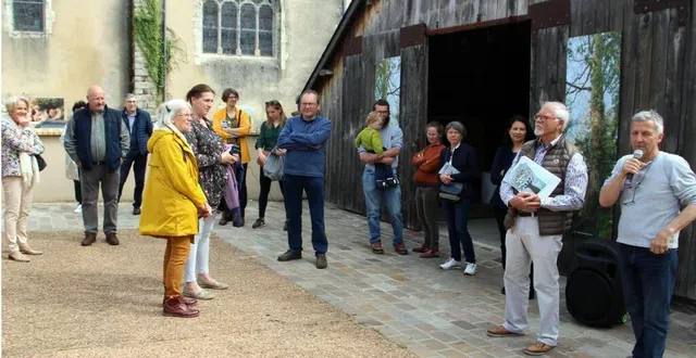 photo  rémi lépinay, photographe naturaliste (au micro) et dominique perrin, près de lui, ont joué le rôle de guides lors du vernissage.  &copy;  le maine libre 