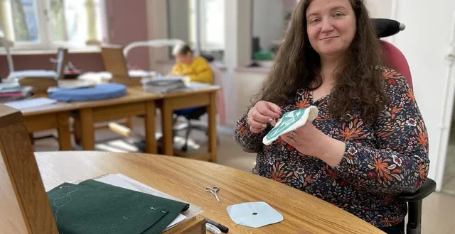 photo  valérie durand, 42 ans, dirige l’atelier-conservatoire de dentelle au point d’alençon et une équipe de huit dentellières qui travaillent à ses côtés.  &copy;  ouest-france 