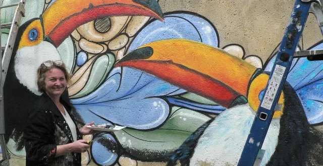 photo  terroux sophie transforme une œuvre existante en toucans colorés.  &copy;  ouest-france 