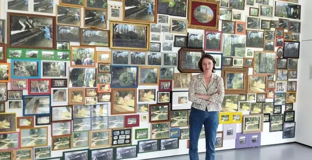 photo  blandine brière devant son mur d’exposition.  &copy;  ouest-france 