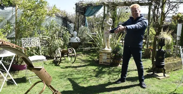 photo  le maître des lieux, jacky boulay a même avec un artisan local, transformé un brabant de labour en oiseau et en canon qui figurent parmi les nouveautés.  &copy;  photo le maine libre 