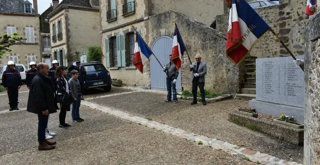 photo  dépôt de gerbe au monument aux morts  &copy;  ml 