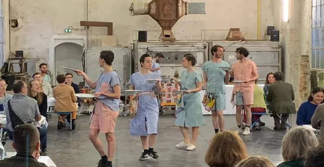 photo  le spectacle « puis-je vous servir ? » a été joué samedi soir aux moulins de paillard devant près de 80 personnes.  &copy;  ouest-france 