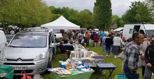 photo  il y avait la foule à la brocante, lundi.  &copy;  ouest-france 