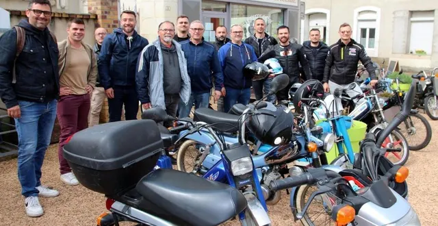 photo  pour enterrer la vie de garçon d’un des leurs, 15 fans de mobylettes ont fait un périple de 45 kilomètres.  &copy;  le maine libre 