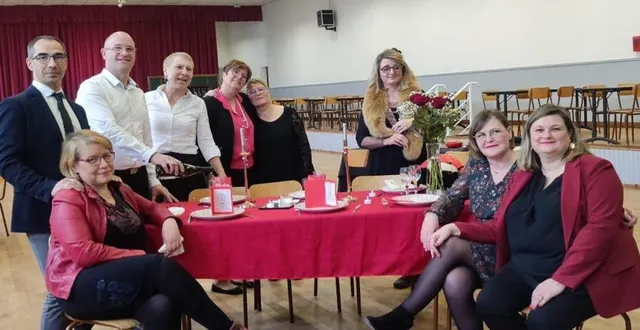 photo  les neuf comédiens amateurs de l’association lez’arts joueront le 12 mai au mans et le 13 mai à teloché.  &copy;  lez’arts 