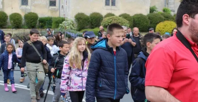 photo  les enfants ont défilé fièrement dans les rues du village de saint-rémy pour rejoindre le plan d’eau.  &copy;  le maine libre 