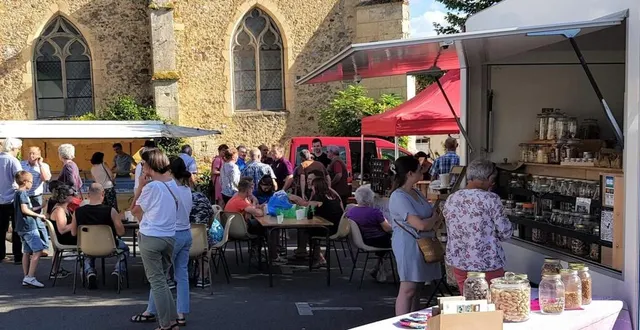 photo  retour du marché, chaque 2e samedi du mois.  &copy;  archives le maine libre 