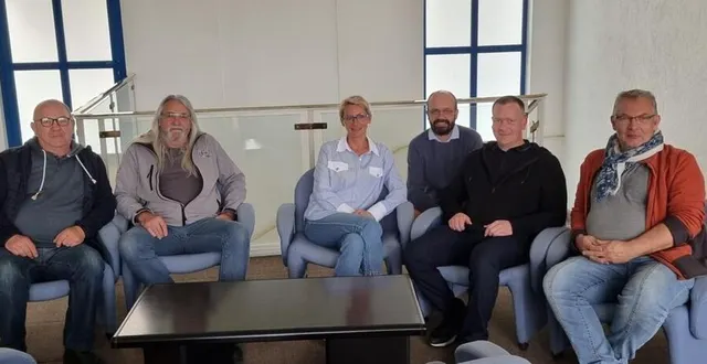 photo  de gauche à droite : hervé singery, bénévole de l’écurie de la suisse normande, daniel osouf, bénévole de l’écurie, valérie catherine, membre du comité des fêtes, anthony taudon, vice président du comité des fêtes, julien lechatellier, organisateur technique et président de l’écurie et jean-michel malherbe, président du comité des fêtes.  &copy;  ouest-france 
