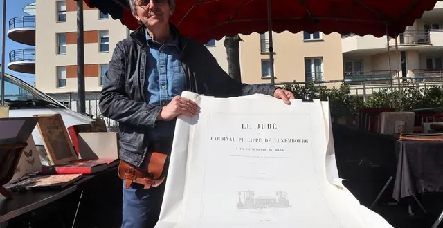 photo  bouquiniste originaire de sainte-suzanne, loïc lebourdais présentait un grand livre relatif au jubé de la cathédrale du mans, lors du premier rendez-vous de « lire au port ».  &copy;  archives le maine libre 