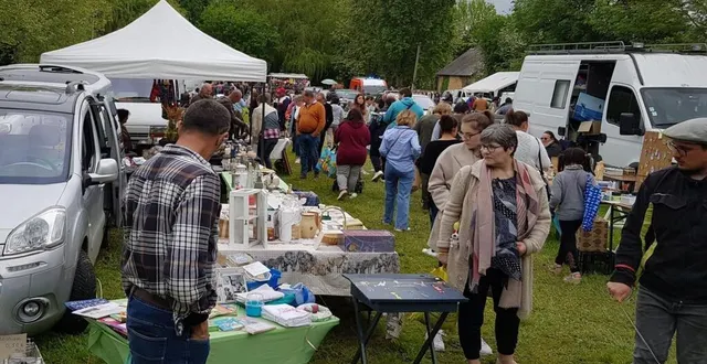 photo  les chineurs étaient nombreux, lundi au vide-greniers.  &copy;  le maine libre 