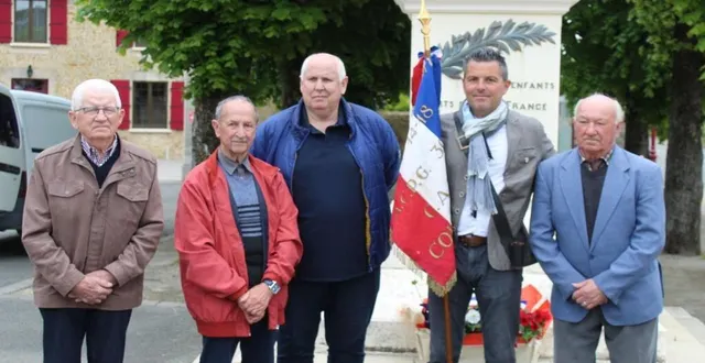 photo  patrick manuel, maire de courgains, entouré des trois habitants mis à l’honneur et du nouveau porte-drapeau.  &copy;  le maine libre 