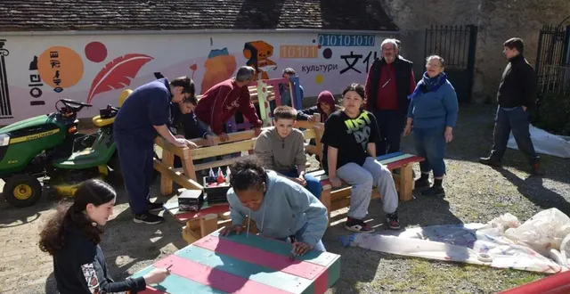photo  les jeunes ont vissé, poncé, peint et réalisé la fresque, avec l’aide des animateurs et de l’adjoint au maire.  &copy;  le maine libre 