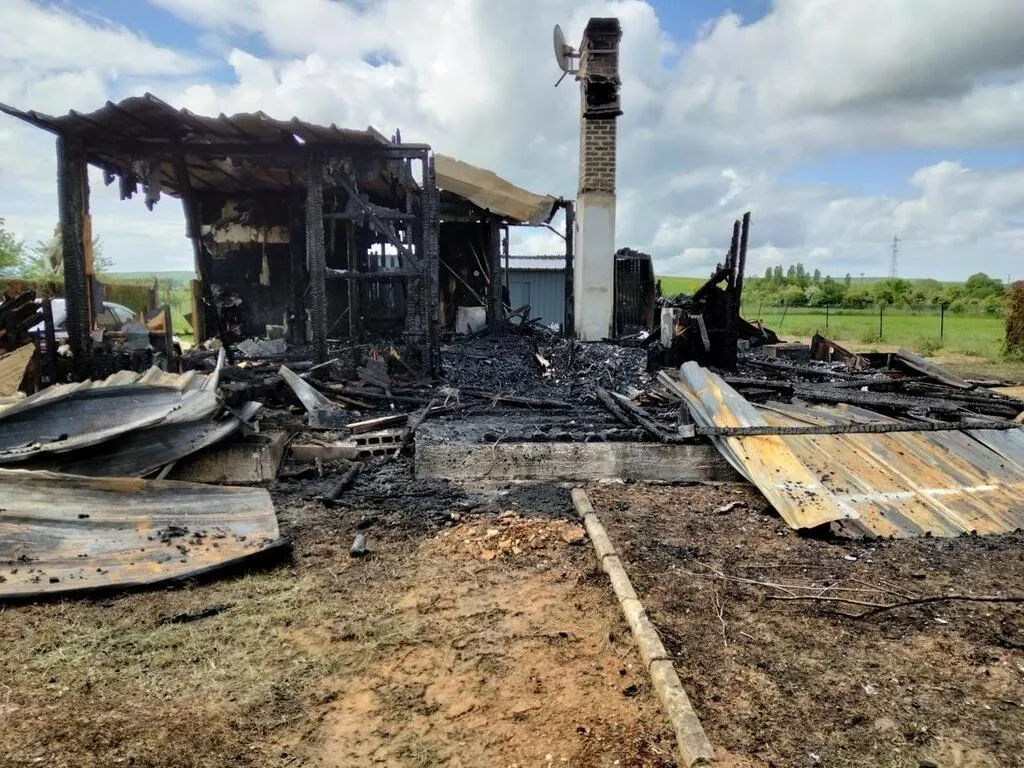 Un pavillon entièrement détruit par les flammes à GouffernenAuge