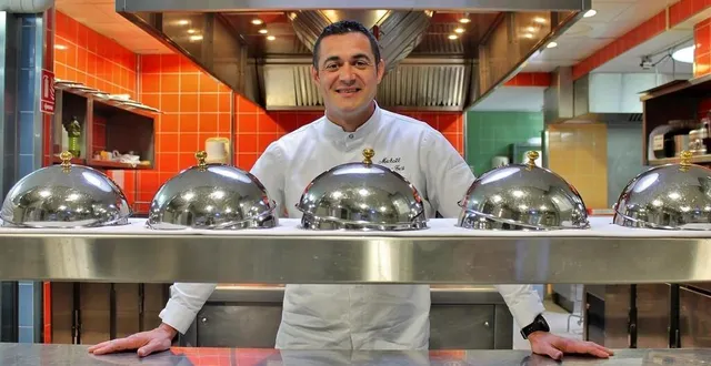 photo  michaël labat-gest, dans la cuisine du grand hôtel de solesmes, le 2 mai 2023.  &copy;  ouest-france 