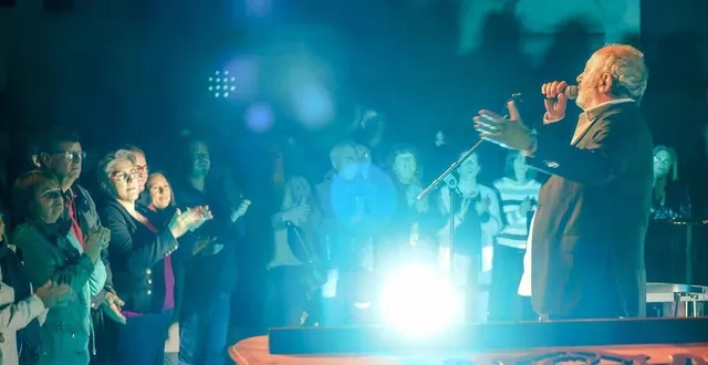 photo  invité par yvan cassar, en concert gratuit à l’abbatiale du mans (sarthe), mardi 9 mai 2023, louis chedid n’a pas hésité à faire danser le public du festival classique de l’épau.  &copy;  ouest-france 