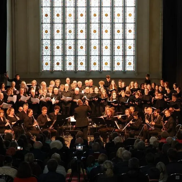 photo la création « bérengère », de benoît menut, présentée mercredi 10 mai 2023 au festival de l’épau, avec plus d’une centaine d’artistes amateurs sarthois, dans une abbatiale comble.  ©  ouest-france