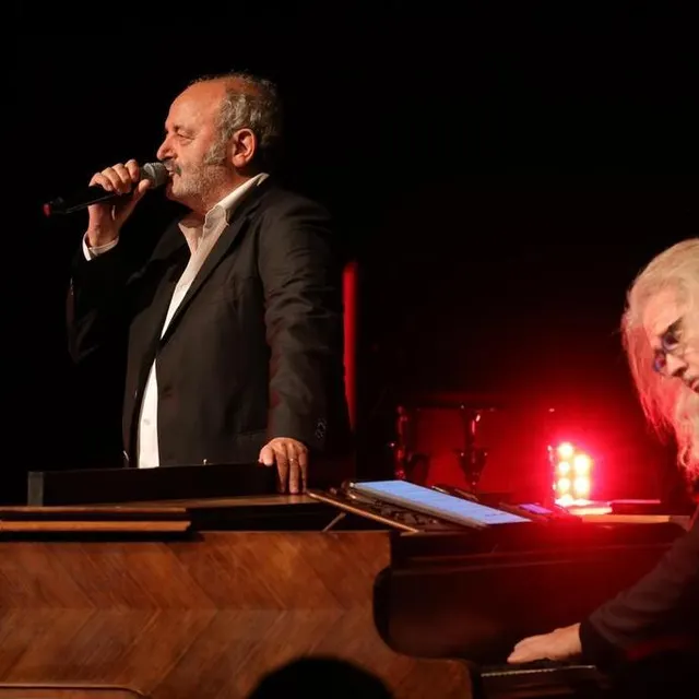 photo louis chedid et yvan cassar, mardi soir, à l’abbatiale. un concert gratuit, tour à tour intimiste ou plus enlevé, qui a réjoui un public venu en nombre, malgré l’heure tardive.  ©  ouest-france