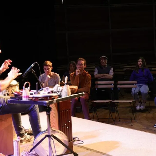 photo parmi les nombreuses actions, en marge des concerts, il y avait les master class. leçons de choses, trucs et astuces confiés par des musiciens à l’affiche du festival (ici nicolas montazaud).  ©  ouest-france