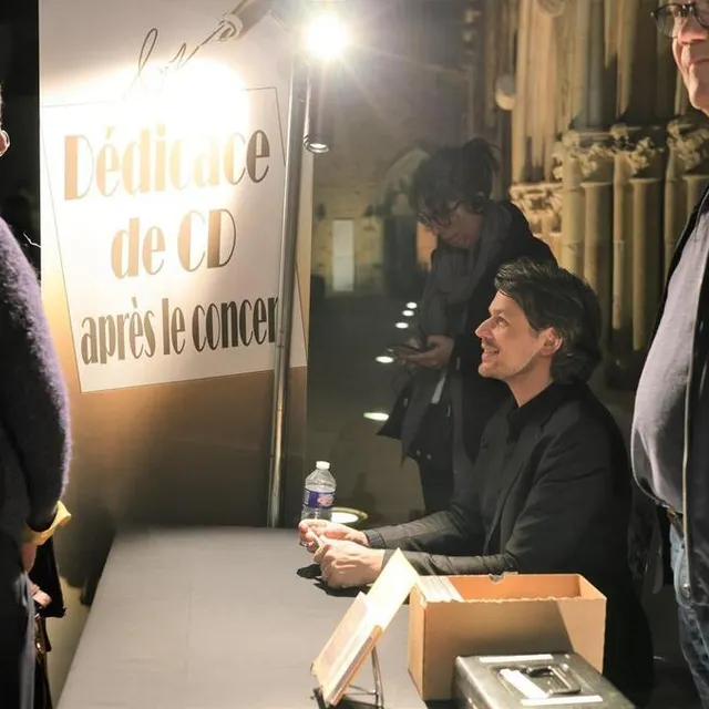 photo après les concerts, plusieurs séances de dédicaces étaient proposées aux spectateurs (ici david fray).  ©  ouest-france