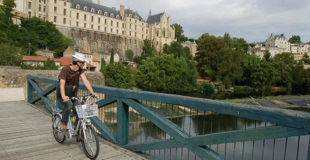 photo  la vallée du thouet se découvre aussi bien à pied qu’à vélo.  &copy;  archives co 