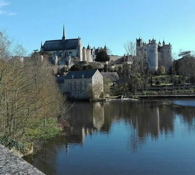 photo dans le sud-saumurois, le château de montreuil-bellay surplombe la rivière thouet.  ©  archives co
