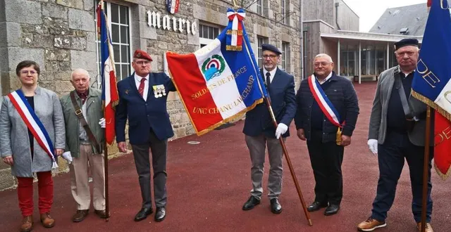 photo  céline levée, adjointe au maire, et éric leroy, maire délégué de larchamp, avec, au centre, joël loliaux, président de la section unc-afn, et emmanuel hardouin, le nouveau porte-drapeau, et les autres porte-drapeaux de la section.  &copy;  ouest-france 