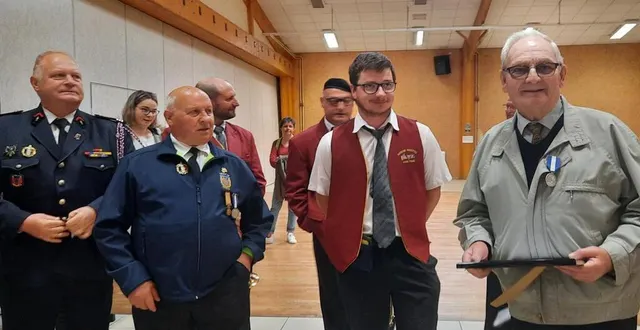 photo  au premier plan à droite, raymond colas puis, antoine colas, son petit-fils, michel gache, ancien pompier, et le capitaine denis maillet.  &copy;  ouest-france 