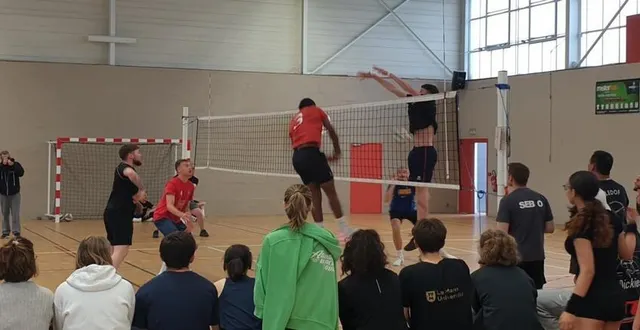 photo  beaucoup de monde au gymnase pour ce tournoi volley-ball.  &copy;  ouest-france 