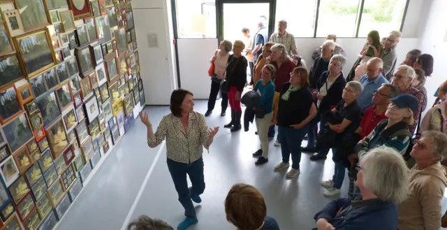 photo  blandine brière commente sa création devant le public.  &copy;  le maine libre 