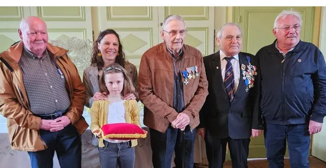 photo  de g. à dr. au second plan : jean-noël fraysse, julie heurteloup, noël leffray, raymond patry et jean-paul coquille.  &copy;  le maine libre 