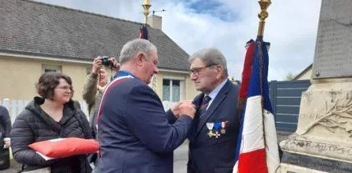 photo  luc bourmault, maire, a remis lors des cérémonies du 8-mai la médaille de porte-drapeau, avec diplôme et insigne argenté à, claude engoulvent, porte-drapeau 1939-1945. claude engoulvent a été adhérent à la section unc-afn louplande-souligné de 1996 à 1998, puis depuis 2007.  &copy;  ouest-france 