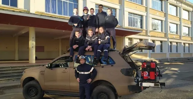 photo  au prytanée de la flèche, jean-françois moya, forme les jeunes recrues de la nouvelle section des jeunes sapeurs-pompiers.  &copy;  dr 