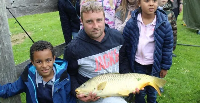 photo  anaïs pose avec son papa, sa prise de 6,5 kg et jason.  &copy;  le maine libre 