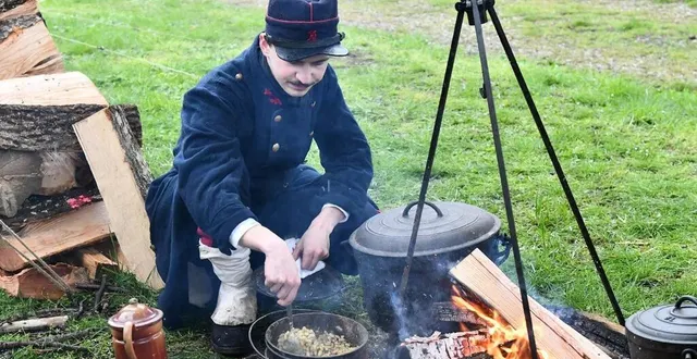 photo  ce week-end des 13 et 14 mai 2023, le peloton verly invite à se plonger dans les guerres napoléoniennes, devant son musée, à bazouges-cré-sur-loir.  &copy;  richard dugovic/peloton verly 