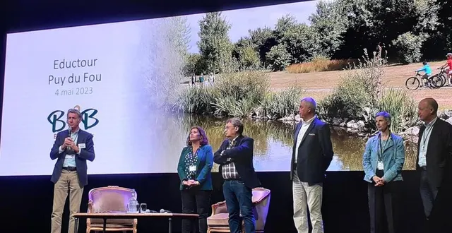 photo  les différents acteurs sur la scène du théâtre molière, au puy du fou.  &copy;  office de tourisme du bocage bressuirais 