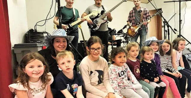 photo  l’association des parents d’élèves les bambins a organisé son premier apéro-concert dimanche dernier.  &copy;  le maine libre 