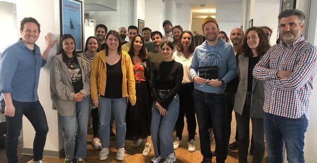 photo  la cité du film du mans rassemble une trentaine de professionnels résidents autour des administrateurs fondateurs dont thierry bohnke (tout à gauche), alexandre barel (tout à droite), julien sénéchal (avec la casquette) et la chargée d’accueil des tournages hortense girard (à droite).  &copy;  photo le maine libre 